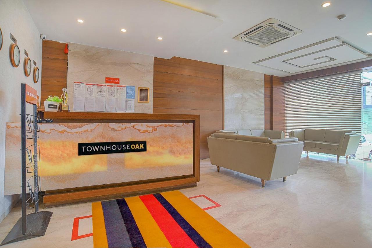 Vaccinated Staff- Townhouse Oak Hotel Silvotel 인도르 외부 사진